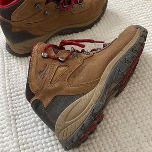 *SOLD* Columbia Women's Newton Ridge Plus Waterproof Amped Hiking Shoe